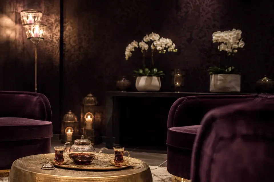 Elena Masaj Salonu, Büyükçekmece — bekleme salonu, koltuklar ve ışık